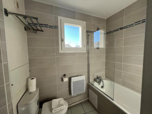 Hôtel Les Arcades : photo 3 de la chambre chambre familiale (2 adultes et 2 enfants)