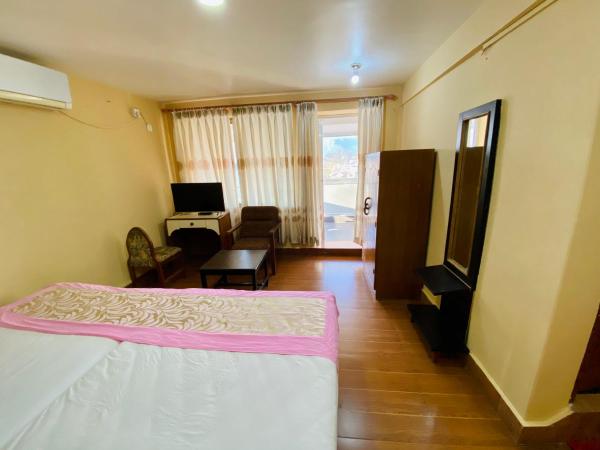 Hotel Vajra Inn & Apartments : photo 3 de la chambre suite - vue sur montagne