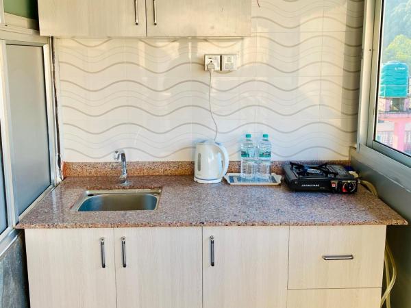 Hotel Vajra Inn & Apartments : photo 8 de la chambre suite - vue sur montagne