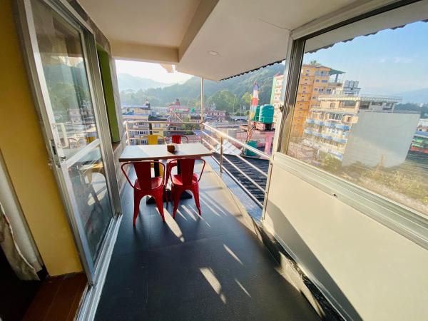 Hotel Vajra Inn & Apartments : photo 10 de la chambre suite - vue sur montagne