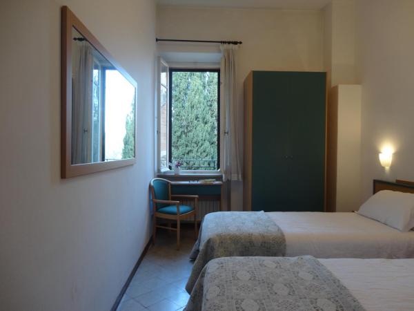 Hotel Sacro Cuore : photo 1 de la chambre chambre lits jumeaux - vue sur jardin