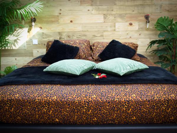 Lasuite55 : photo 3 de la chambre suite lit king-size avec baignoire spa