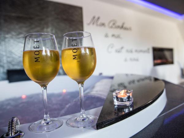 Lasuite55 : photo 2 de la chambre suite lit king-size avec baignoire spa