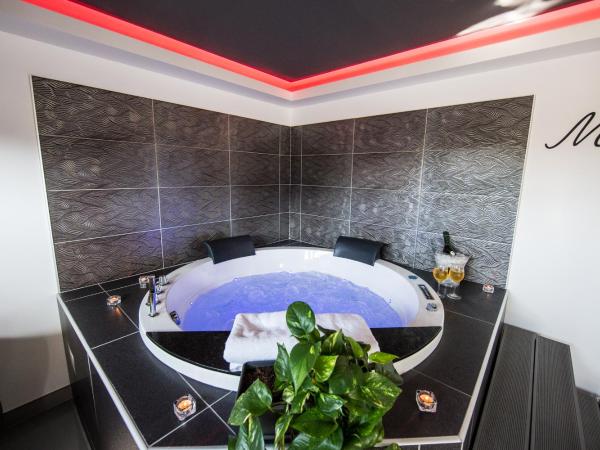 Lasuite55 : photo 5 de la chambre suite lit king-size avec baignoire spa