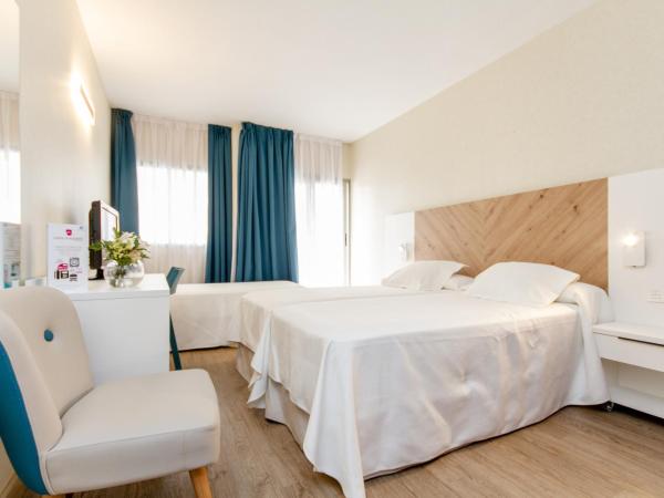 Hotel Castilla Alicante : photo 2 de la chambre chambre lits jumeaux supérieure avec lit d’appoint (3 adultes)