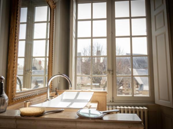 L'Hotel de Panette, Un exceptionnel château en ville - Cathédrale : photo 10 de la chambre suite prince charles de bourbon