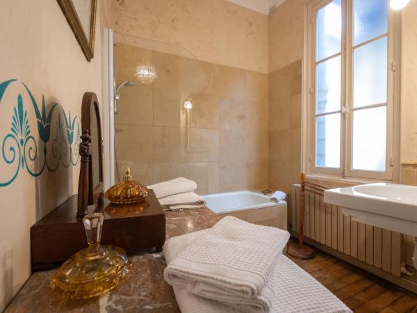 L'Hotel de Panette, Un exceptionnel château en ville - Cathédrale : photo 10 de la chambre chambre double ou lits jumeaux « le marquis de tristan »