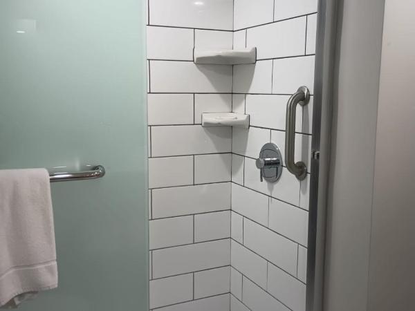 Quality Inn & Suites Oceanfront : photo 7 de la chambre king room-pool/ocean view-private balcony