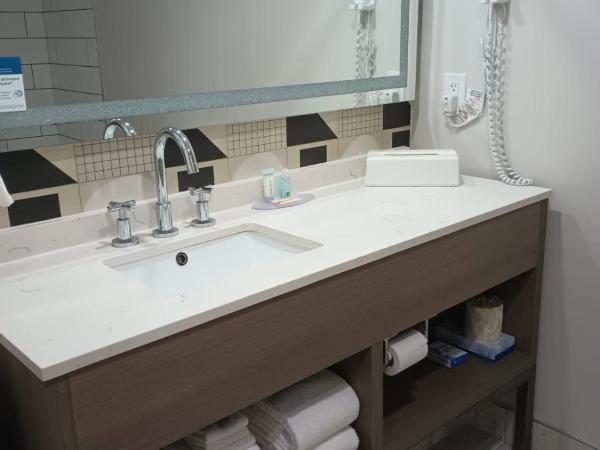 Quality Inn & Suites Oceanfront : photo 6 de la chambre king room-pool/ocean view-private balcony