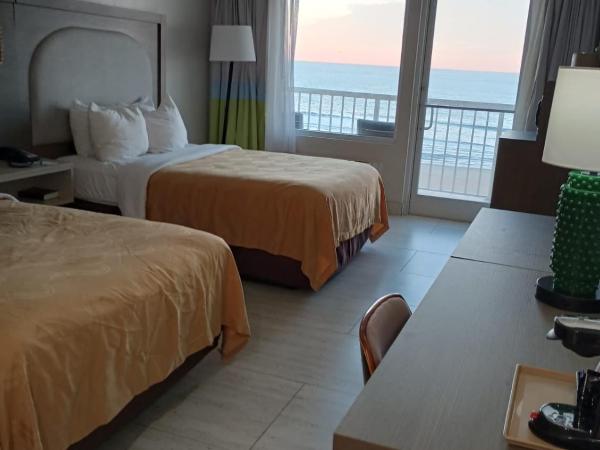 Quality Inn & Suites Oceanfront : photo 1 de la chambre two double beds - oceanfront - private balcony