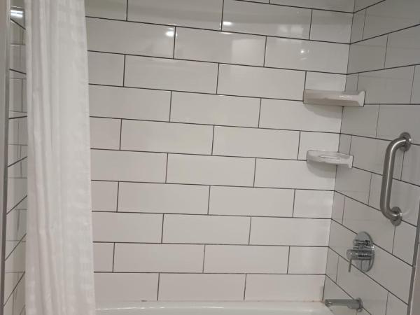 Quality Inn & Suites Oceanfront : photo 4 de la chambre two double beds - oceanfront - private balcony