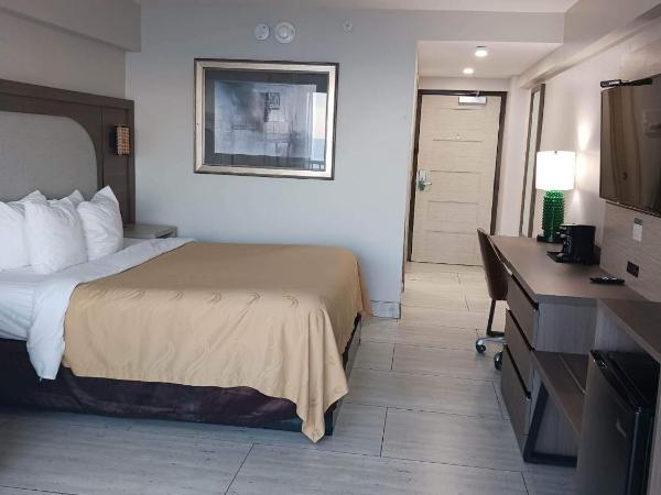 Quality Inn & Suites Oceanfront : photo 8 de la chambre king room-pool/ocean view-private balcony