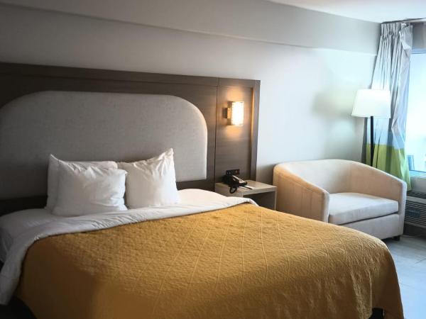 Quality Inn & Suites Oceanfront : photo 9 de la chambre king room-pool/ocean view-private balcony