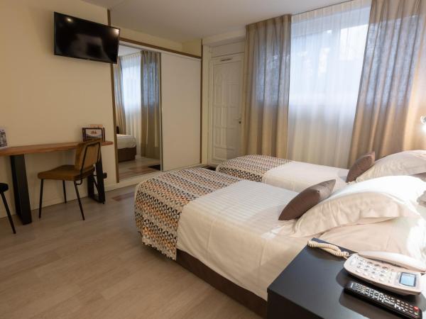 Logis Hôtel Rêve de Sable : photo 10 de la chambre chambre lits jumeaux avec vue sur le jardin - accessible aux personnes à mobilité réduite