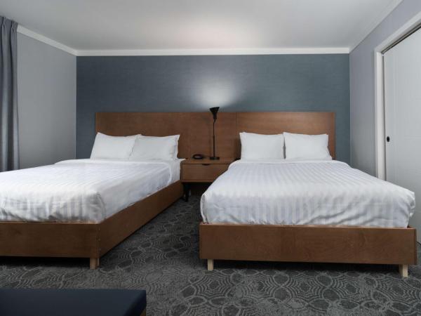 Prestige Kamloops Hotel : photo 2 de la chambre suite lit king-size avec lit king-size et 2 lits queen-size