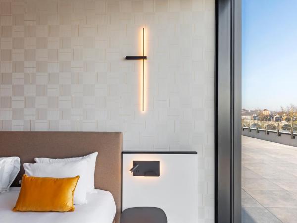 Mercure Namur Hotel : photo 8 de la chambre chambre lit king-size privilège - accès à la terrasse - vue sur fleuve