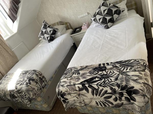 Diamonds Villa near York Hospital : photo 1 de la chambre chambre lits jumeaux avec salle de bains commune