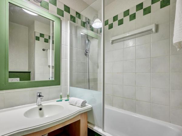 Residence Pierre & Vacances Les Embruns : photo 6 de la chambre studio avec alcôve de couchage et terrasse ou balcon (4 personnes) - côté sud