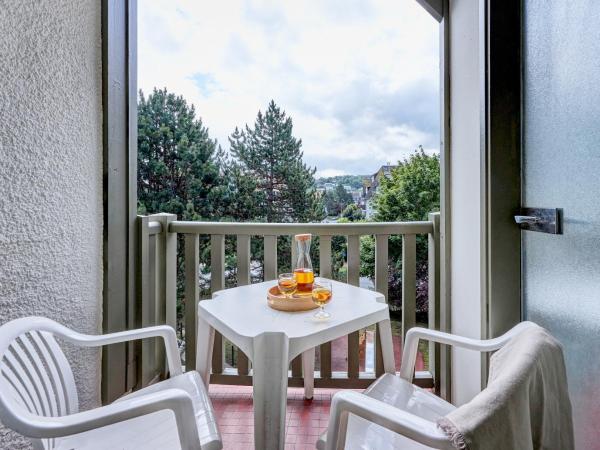 Residence Pierre & Vacances Les Embruns : photo 7 de la chambre studio avec alcôve de couchage et terrasse ou balcon (4 personnes) - côté sud