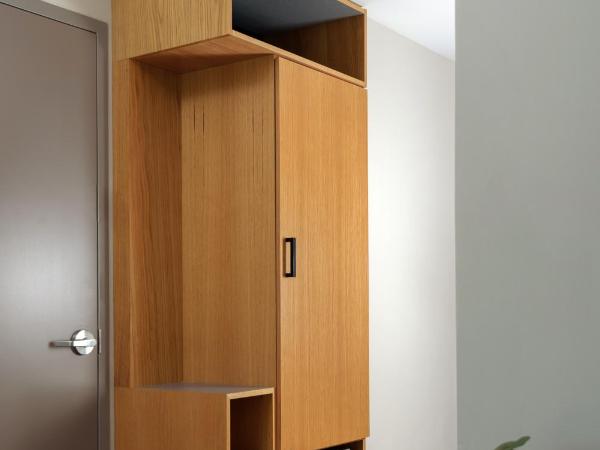 Hyatt Place Monterrey Valle : photo 7 de la chambre chambre lit king-size avec canapé-lit et douche accessible en fauteuil roulant - accessible aux personnes à mobilité réduite