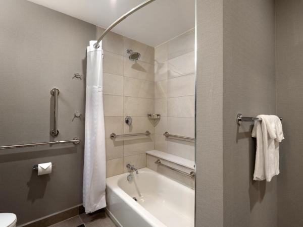 Hyatt Place Monterrey Valle : photo 2 de la chambre chambre lit king-size pour personnes à mobilité réduite avec canapé-lit et baignoire adaptée