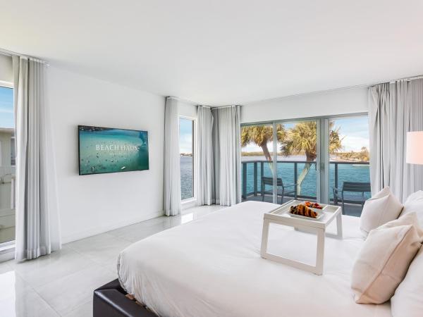 Beach Haus Bal Harbour : photo 8 de la chambre hébergement 2 chambres/2 salles de bains avec balcon - vue sur eau