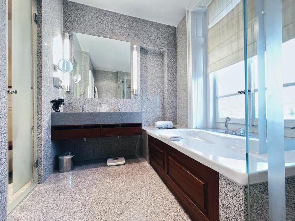 Hôtel Des Trois Couronnes & Spa - The Leading Hotels of the World : photo 3 de la chambre suite - vue sur ville