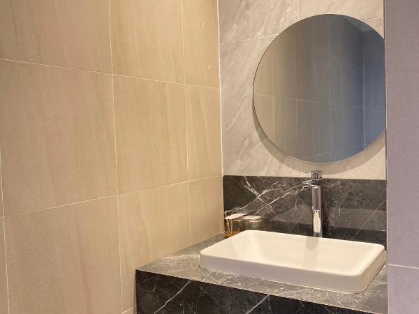 Alleyhill Phuket - Private & Cozy Boutique : photo 7 de la chambre chambre lit king-size avec baignoire spa