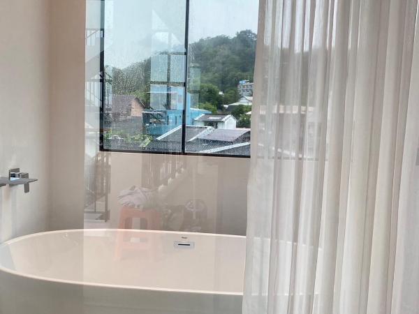 Alleyhill Phuket - Private & Cozy Boutique : photo 4 de la chambre chambre lit king-size avec baignoire spa