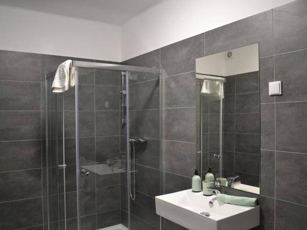 Főnix Design Rooms : photo 7 de la chambre chambre triple avec balcon