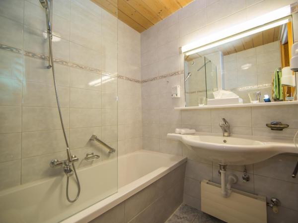 Hotel Cresta : photo 7 de la chambre chambre double avec balcon