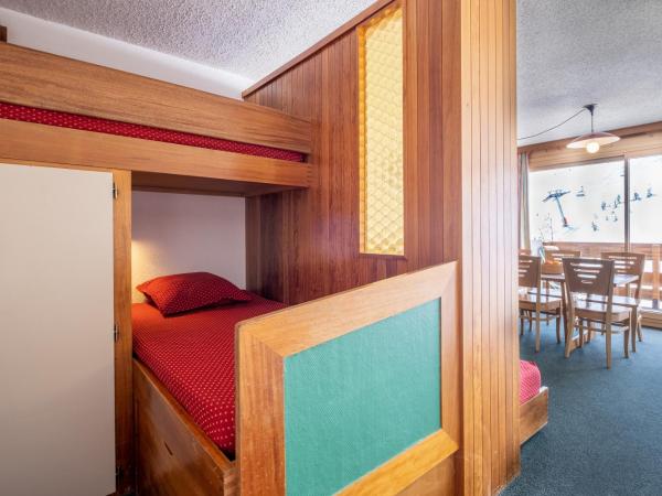 Résidence Pierre & Vacances Les Bleuets : photo 2 de la chambre studio avec couchage en alcôve (4 personnes) - côté sud