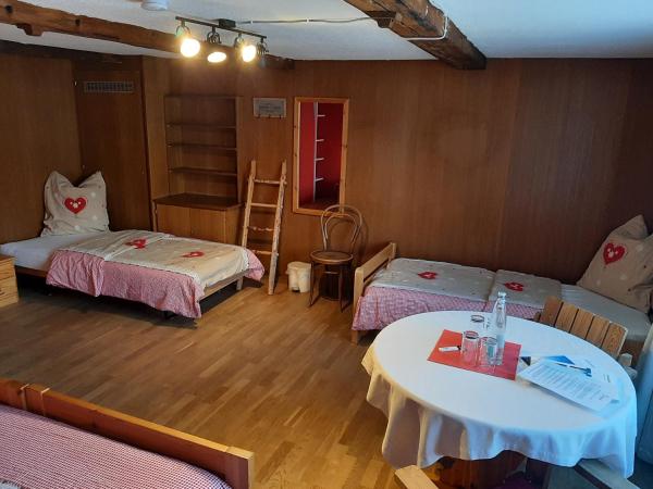 Gasthaus Schwand : photo 1 de la chambre chambre quadruple - vue sur montagnes