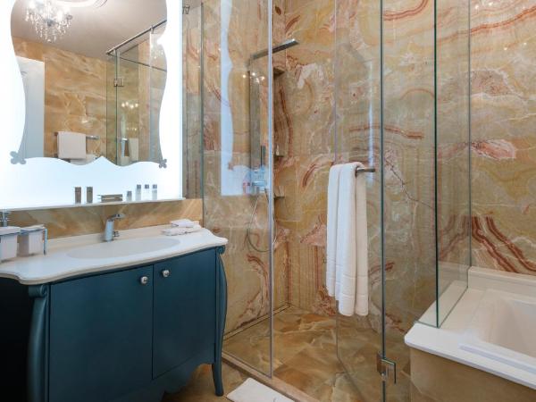 Aria Hotel Budapest by Library Hotel Collection : photo 7 de la chambre chambre lit king-size de luxe - vue sur jardin musical