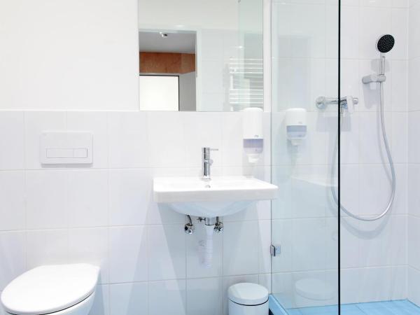 Maverick City Lodge : photo 2 de la chambre chambre double avec salle de bains commune