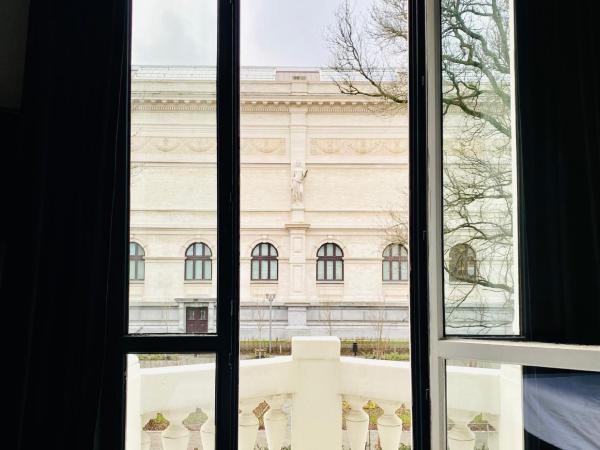 Museum Suites : photo 4 de la chambre chambre lit queen-size avec balcon