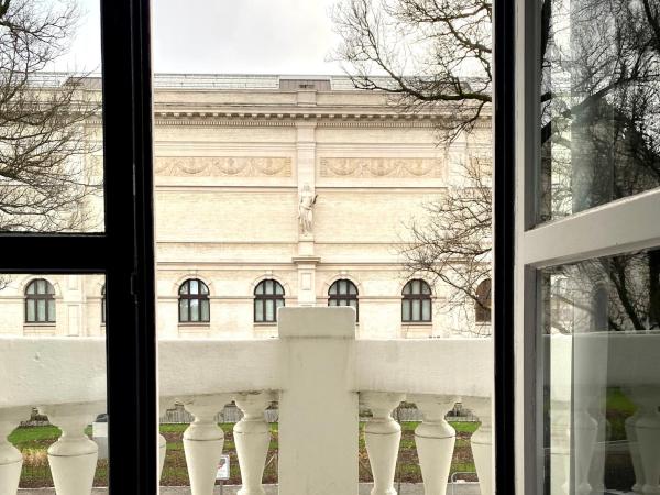 Museum Suites : photo 2 de la chambre chambre lit queen-size avec balcon