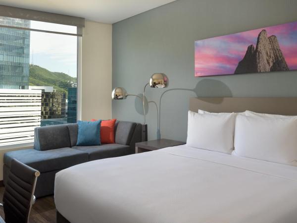 Hyatt House Monterrey Valle San Pedro : photo 2 de la chambre cabinet de travail avec lit king-size