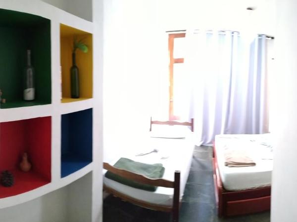 Da Orla Pampulha Hostel : photo 2 de la chambre chambre quadruple avec salle de bains privative