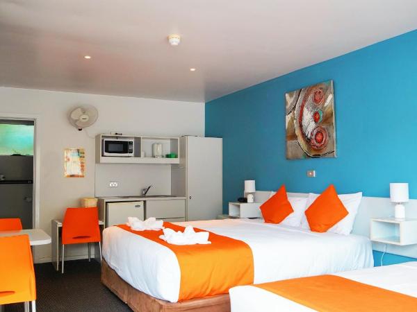 Waterfront Lodge Motel : photo 1 de la chambre chambre lit king-size avec baignoire spa