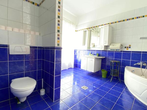 Hermina apartmanház : photo 10 de la chambre chambre familiale avec salle de bains