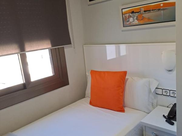 Hostal Sans : photo 2 de la chambre chambre simple avec salle de bains privative