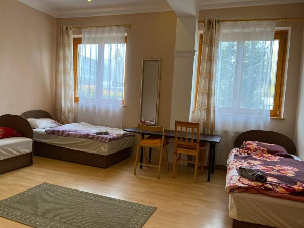 Hermina apartmanház : photo 7 de la chambre chambre quadruple avec salle de bains commune