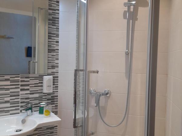 Hôtellerie Saint Yves : photo 3 de la chambre chambre simple avec télévision