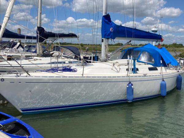Entire Boat at St Katherine Docks 2 Available select using room options : photo 6 de la chambre cabine familiale dans un bateau