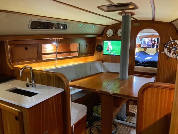 Entire Boat at St Katherine Docks 2 Available select using room options : photo 10 de la chambre cabine familiale dans un bateau