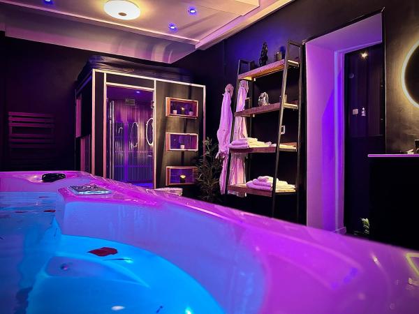 Love Room Suite Dirty Diana : photo 5 de la chambre chambre lit queen-size avec baignoire spa