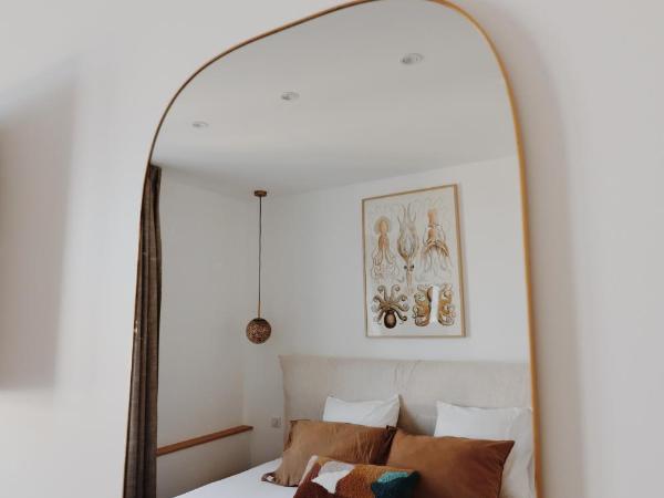 Rose Thé : photo 5 de la chambre chambre double - vue partielle sur mer.