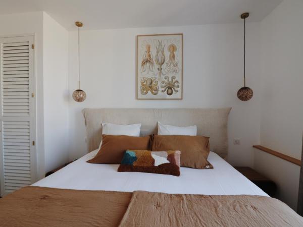 Rose Thé : photo 9 de la chambre chambre double - vue partielle sur mer.