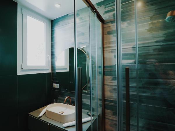 Rose Thé : photo 6 de la chambre chambre double - vue partielle sur mer.